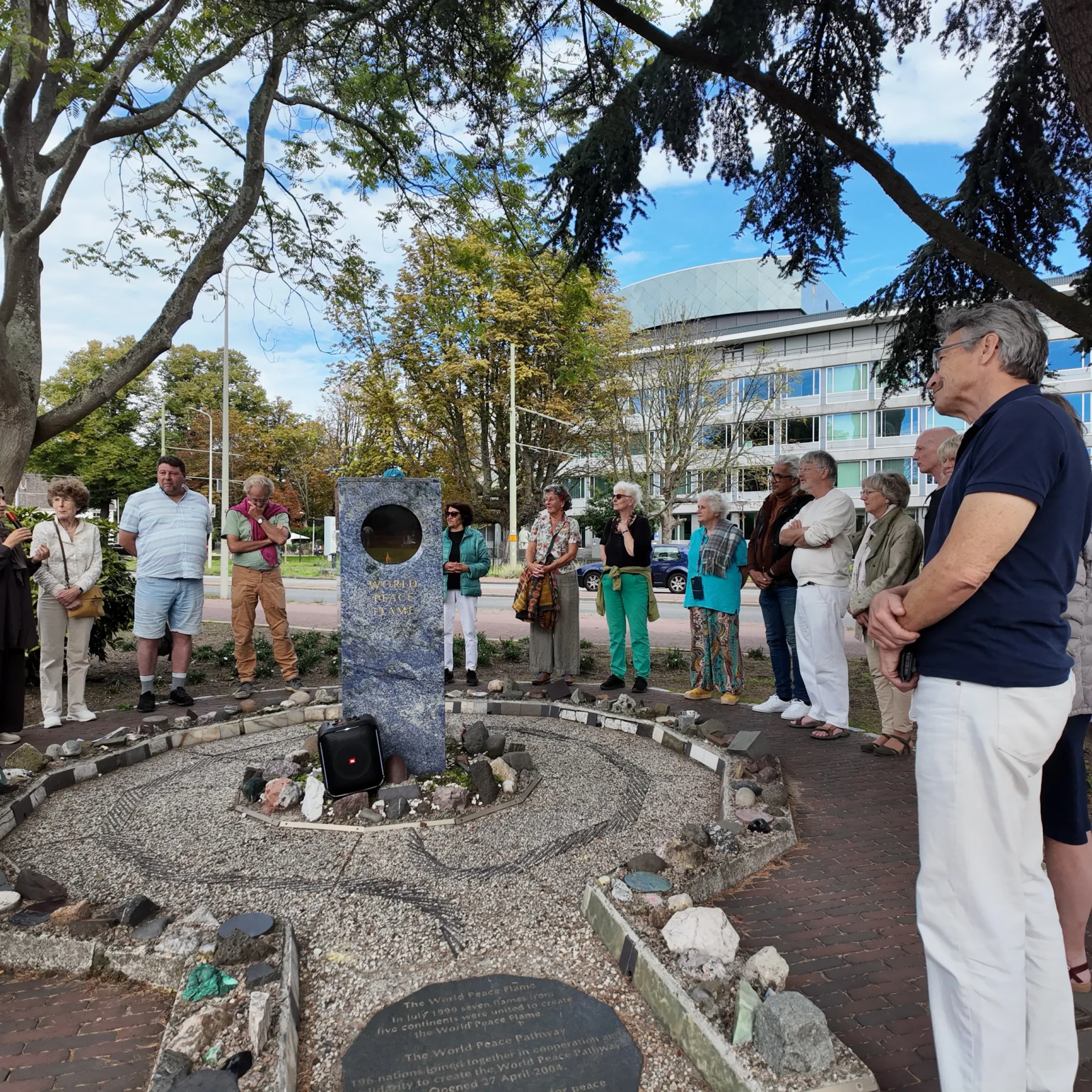 Een kring van deelnemers bij de Vredesvlam in september