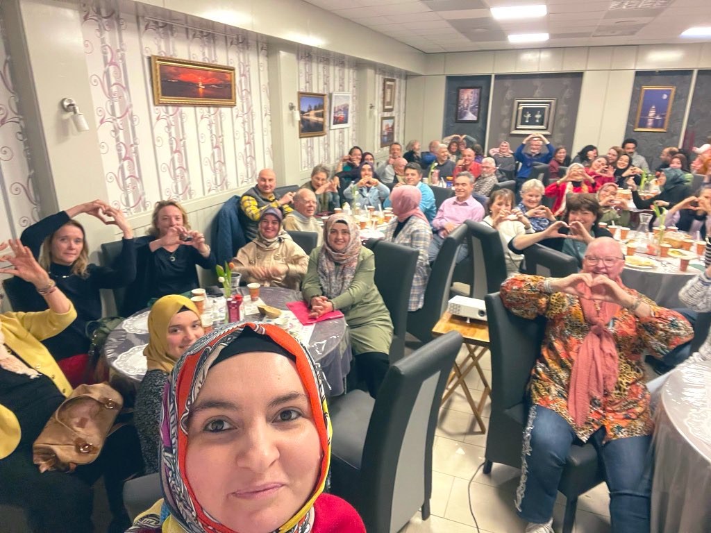 Een volle zaal bij SEVA, gasten maken een hartje met hun handen